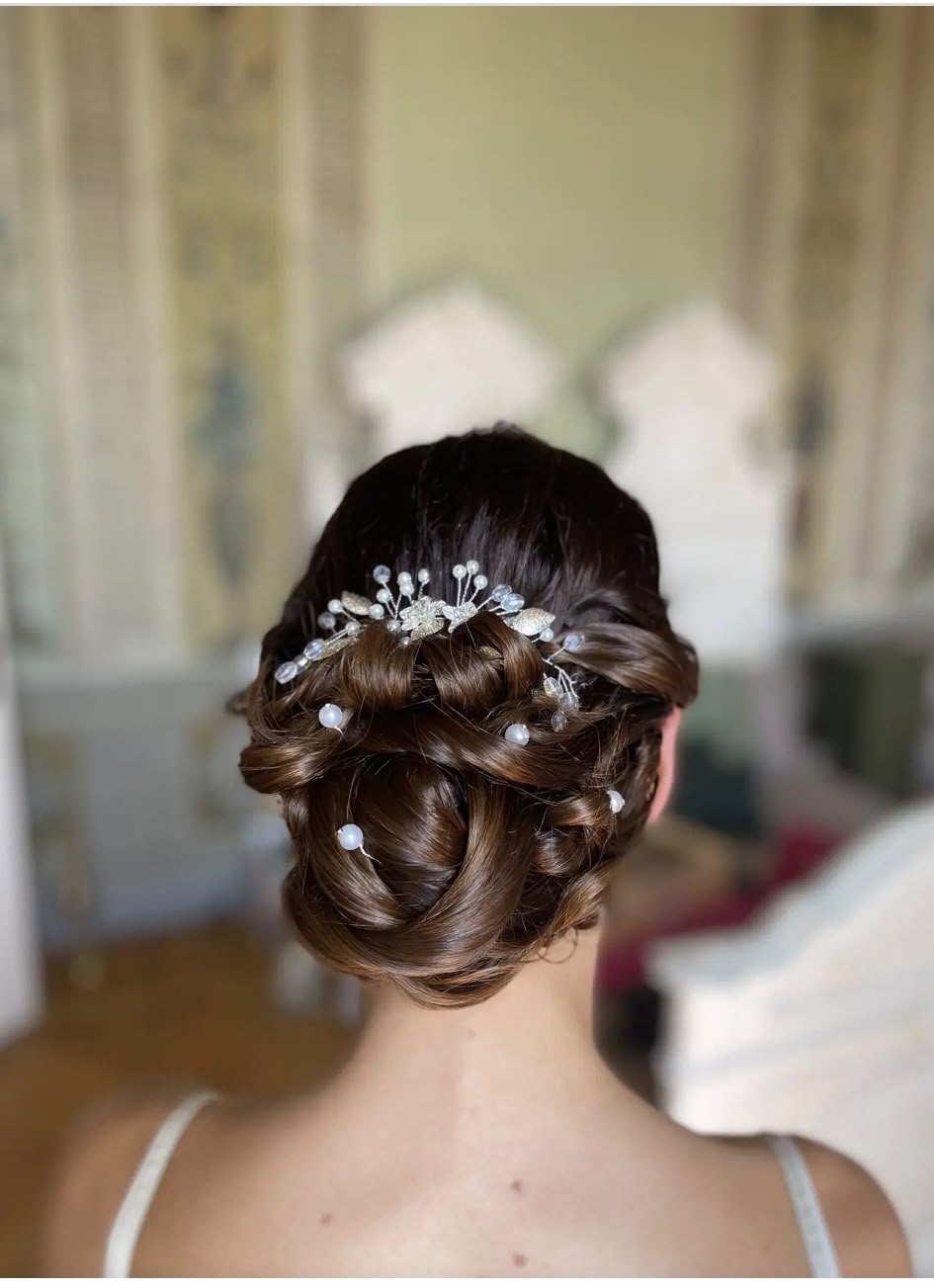Acconciatura sposa con onde luminose e rametto di perle