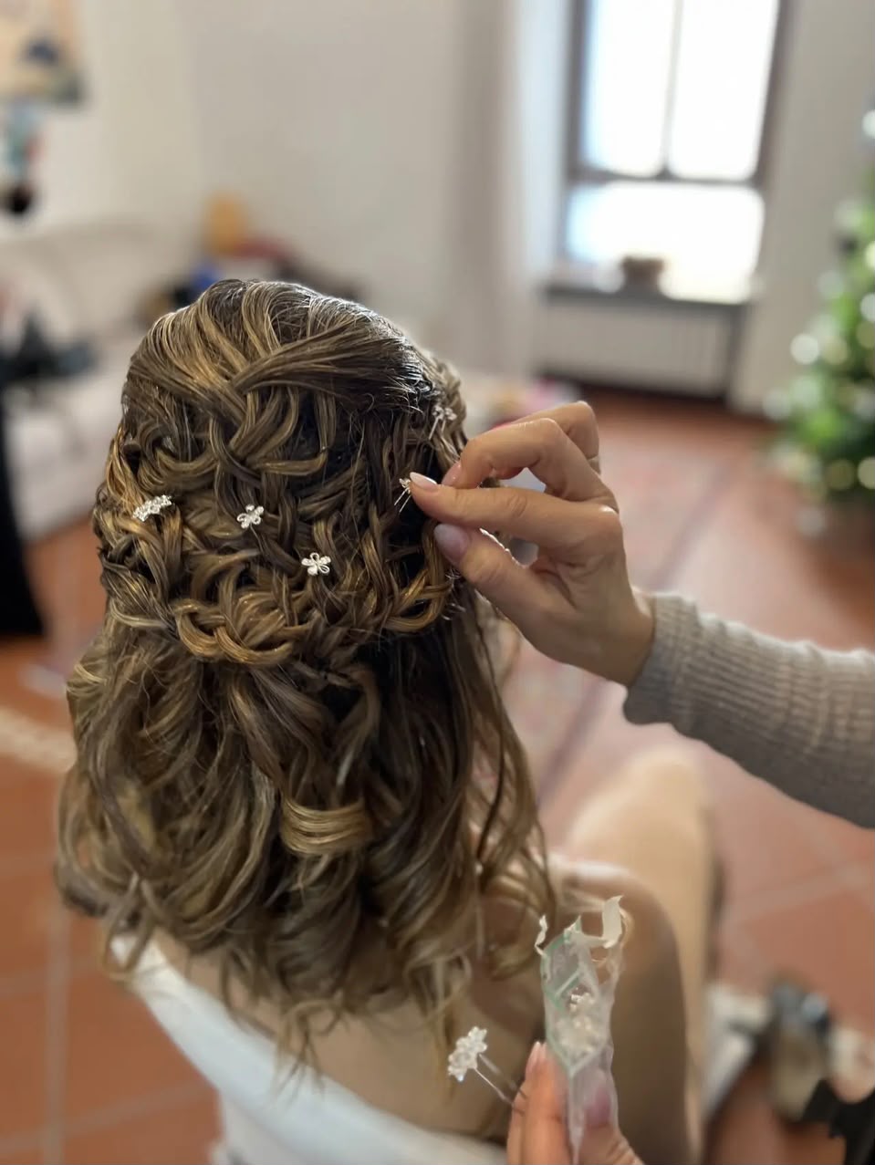 Semiraccolto intrecciato con piccoli fiori