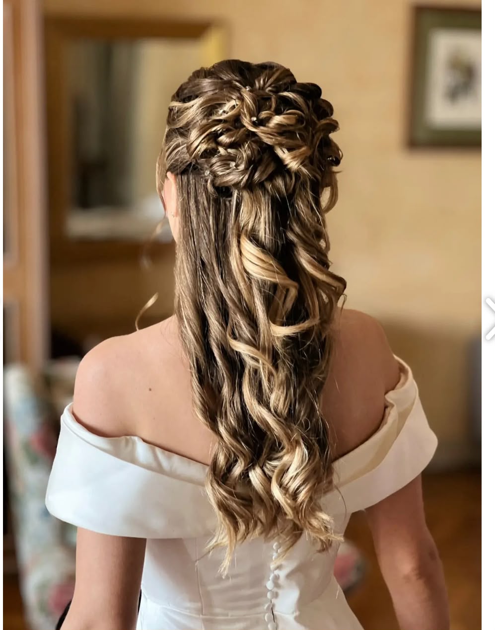 Semiraccolto intrecciato con onde su abito da sposa