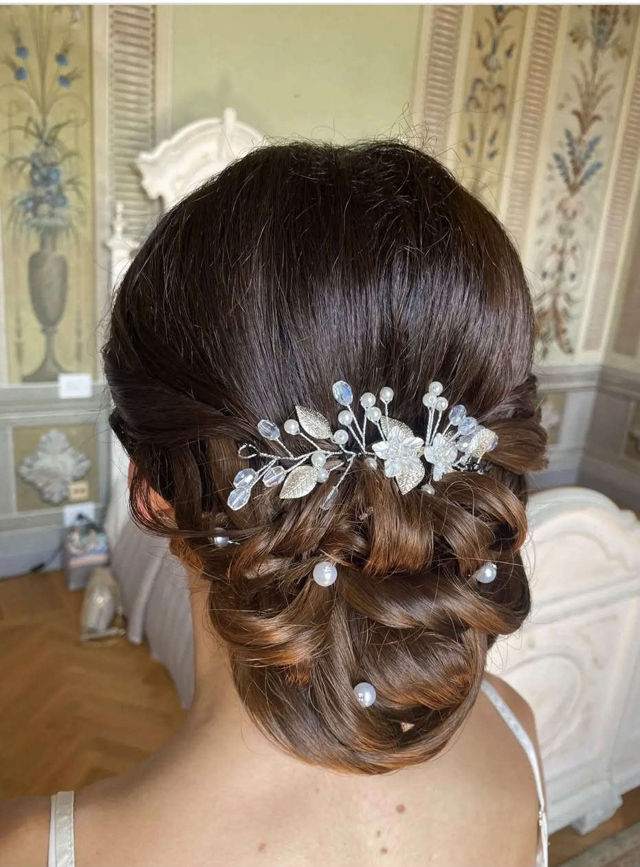 Raccolto elegante con cristalli su capelli scuri